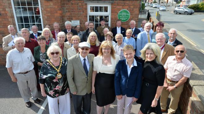 Dozens of people turned out to reveal a green plaque for First World War poet Green plaque unveiled on former school in Hugglescote