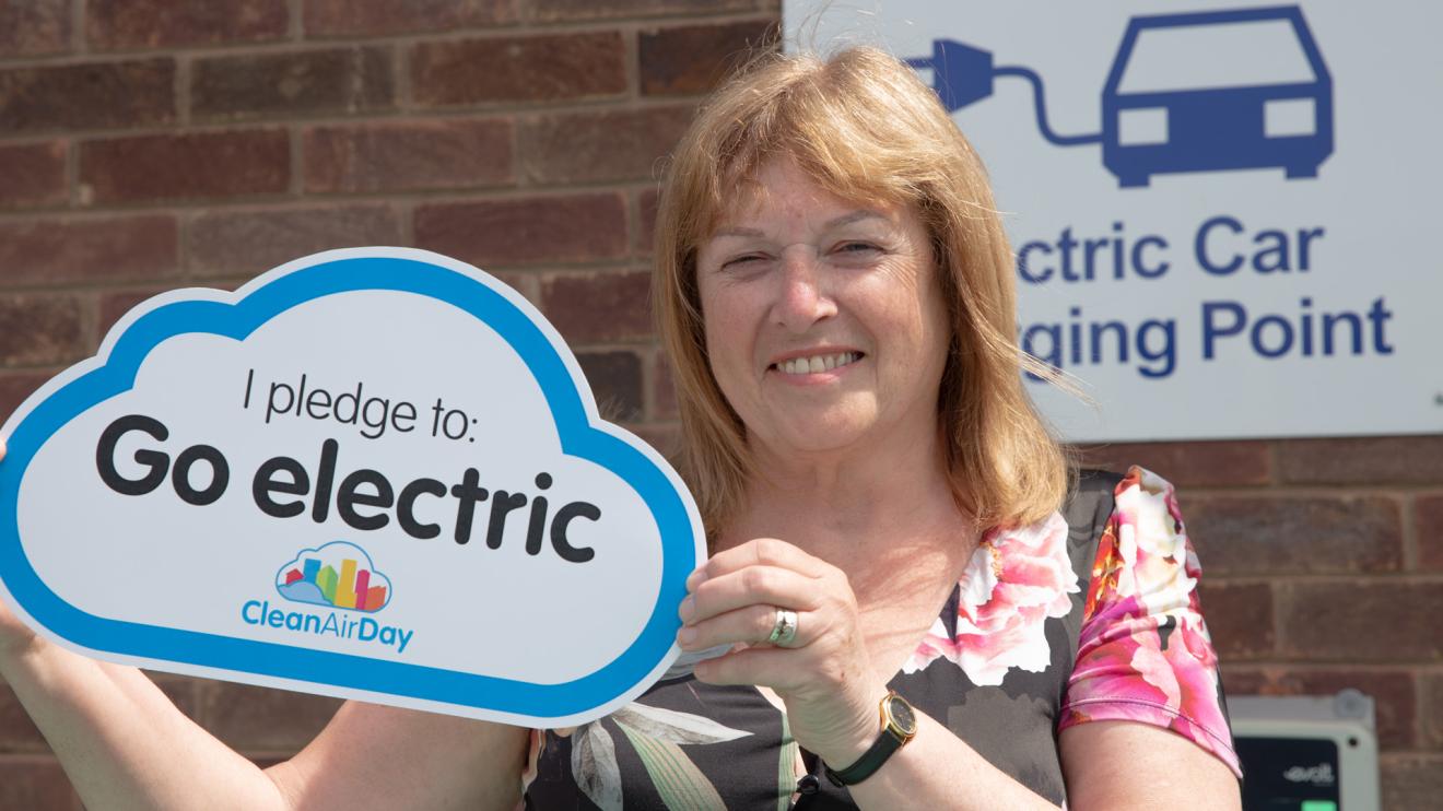 Councillor Louise Richardson with Clean Air Day pledge