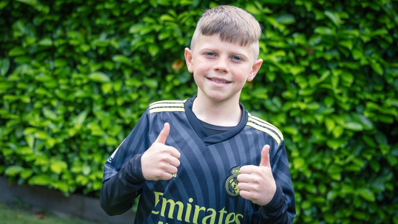 child giving two thumbs up