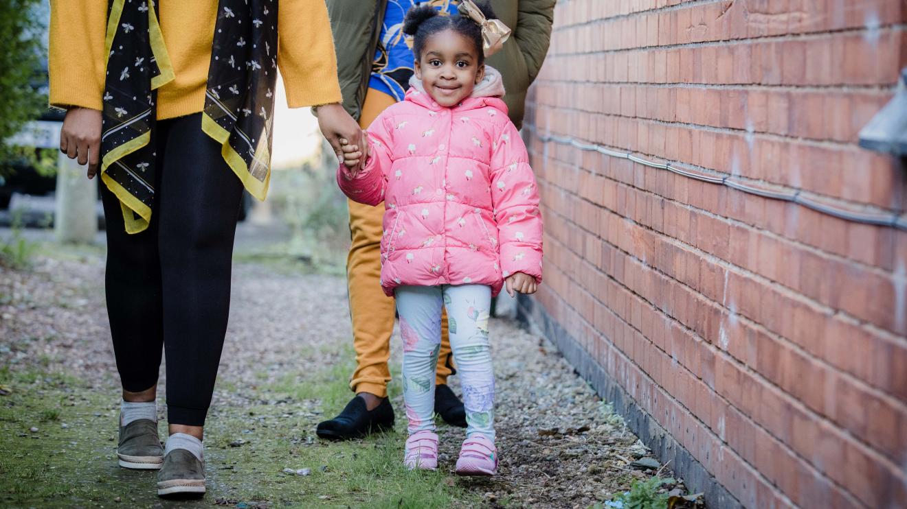 girl with parents