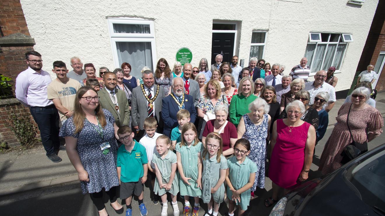Unveiling the green plaque in honour of Fanny Deacon