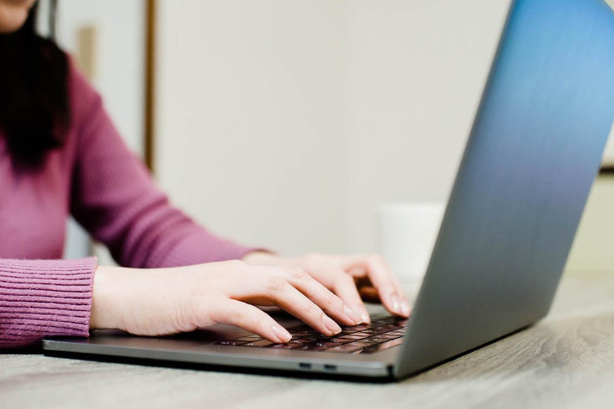 Lady typing on a laptop