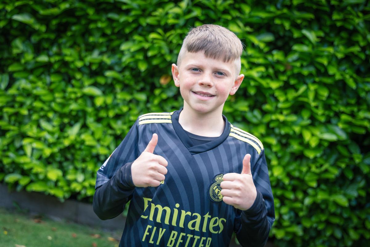 child giving two thumbs up